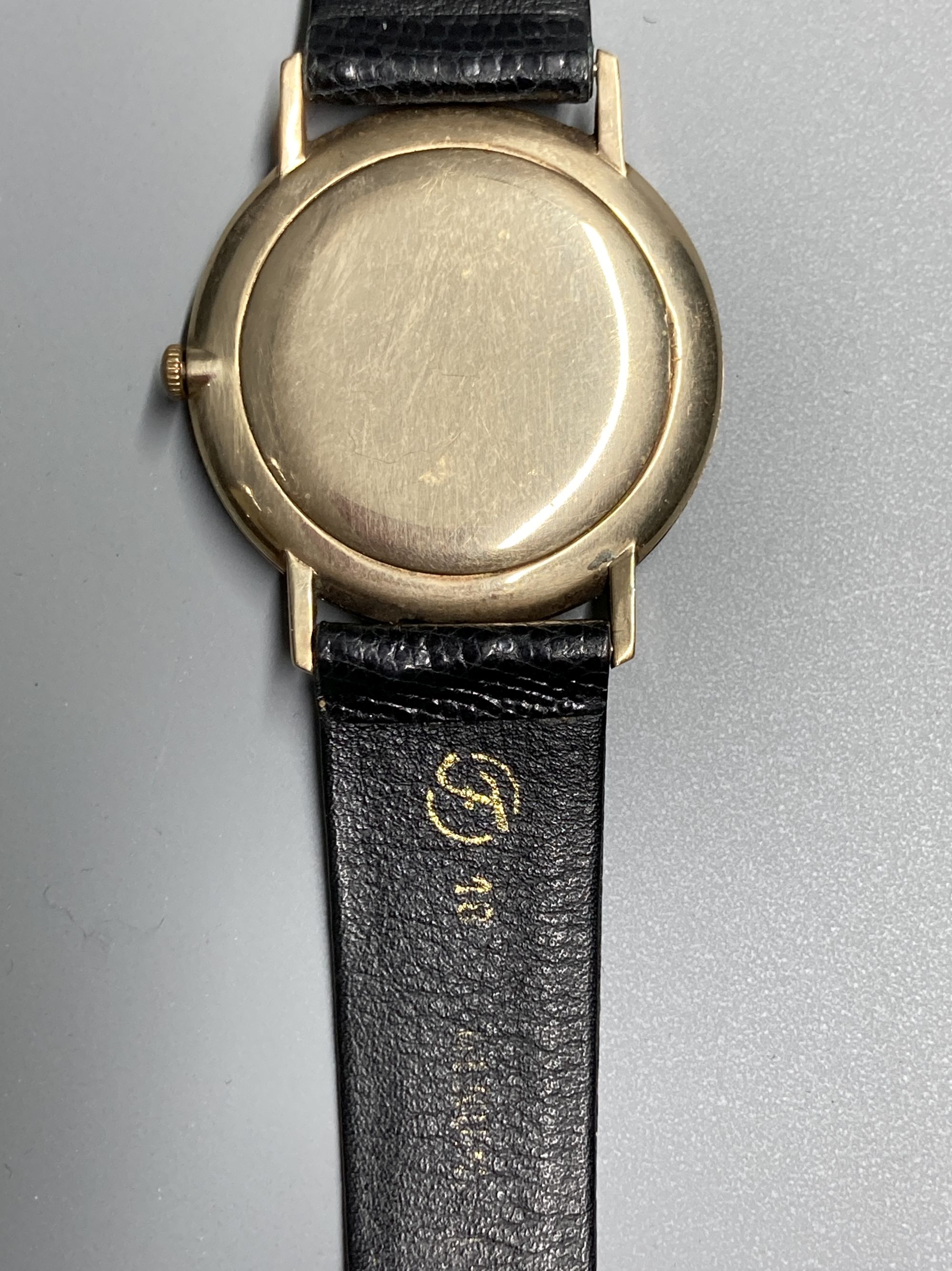 A gentlemans 9ct gold Accurist shockmaster manual wind wrist watch, on associated strap, gross 21.5 grams,